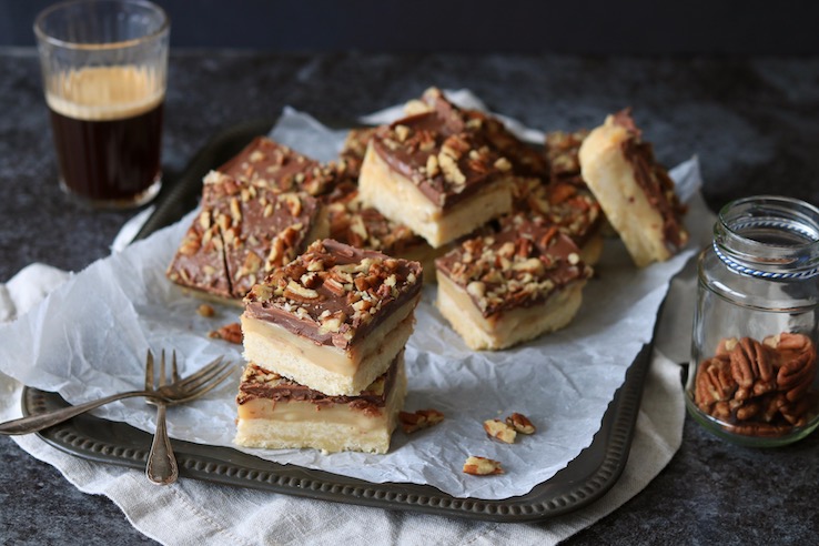 https://staging.chickslovefood.com/app/uploads/2018/03/banoffee-millionaire-shortbread-eindfoto-chickslovefood.jpg
