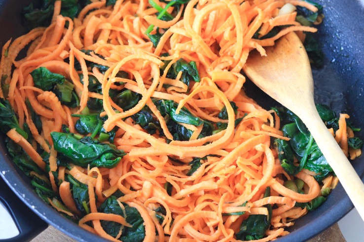 zoete-aardappel-noedels-spinazie-bakken-chickslovefood