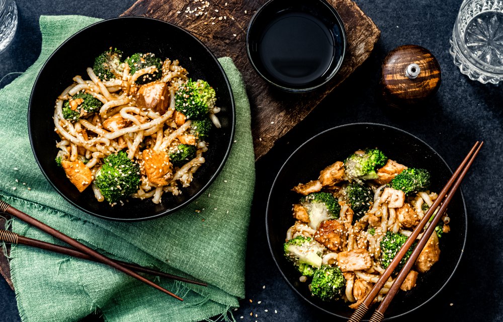 Noedels met zalm in ketjap