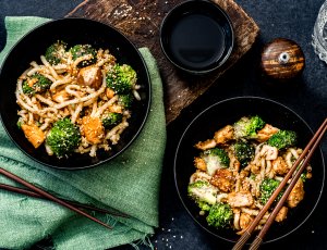 Noedels met zalm in ketjap