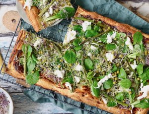 Plaattaart met groene groenten en burrata