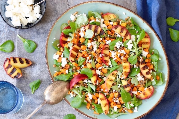 Zoete aardappelsalade met gegrilde nectarine