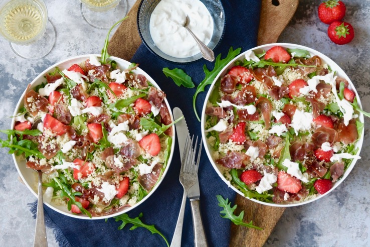 Couscoussalade met prosciutto en aardbeien
