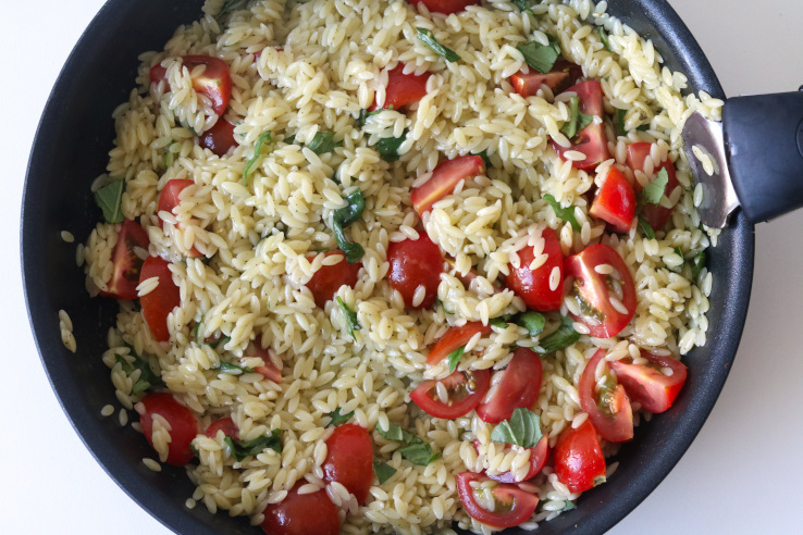 orzo-met-cherrytomaatjes-basilicum-chickslovefood