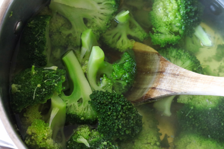 groene couscoussalade met garnalenspiesjes