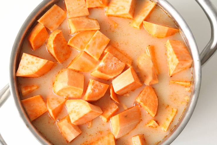 zoete-aardappel-koken-in-kokosmelk-en-bouillon-chickslovefood