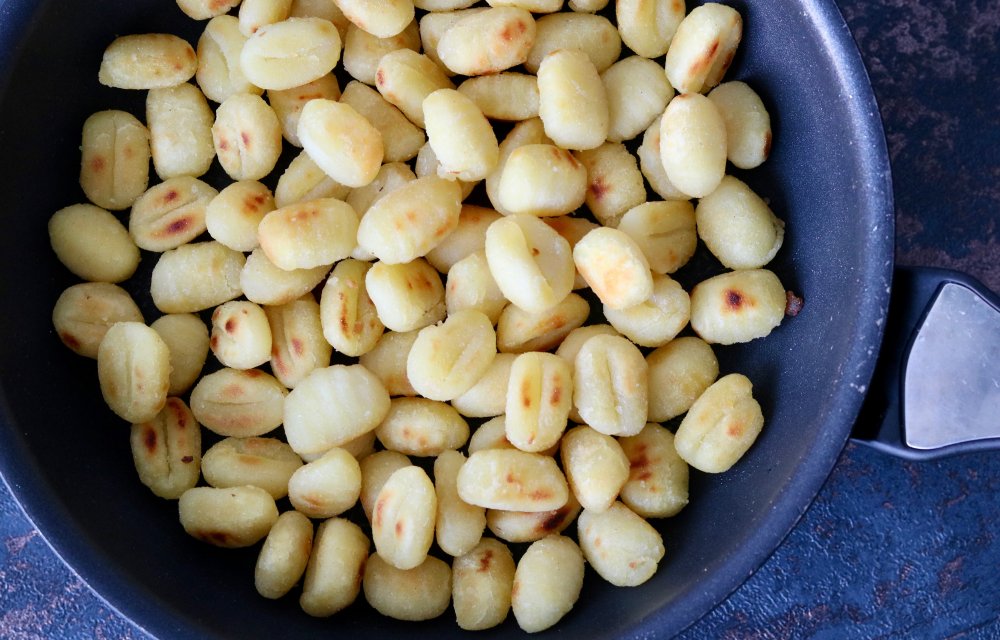 https://staging.chickslovefood.com/app/uploads/2018/09/Gebakken-gnocchi-chickslovefood.jpg