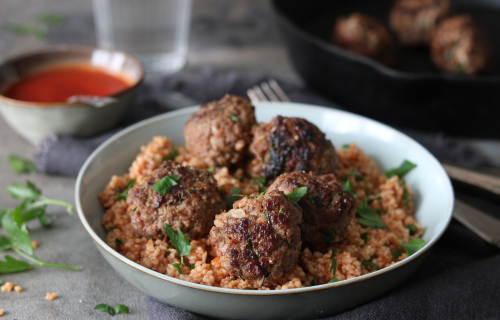 https://staging.chickslovefood.com/app/uploads/2018/09/Köfte-met-tomatencouscous-eindfoto2-chickslovefood.jpg