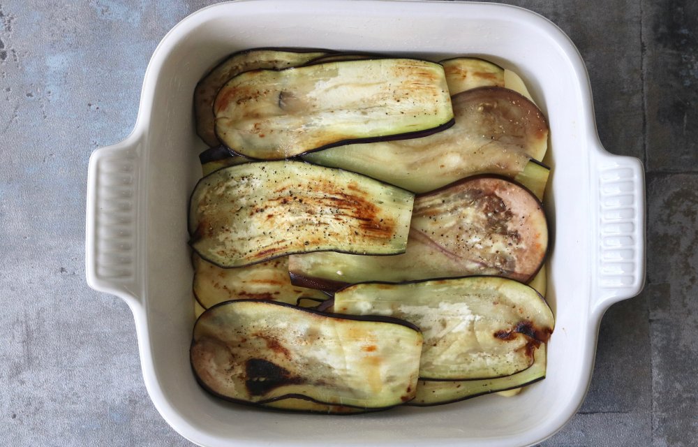 https://staging.chickslovefood.com/app/uploads/2018/09/gebakken-aubergine-in-schaal-chickslovefood.jpg