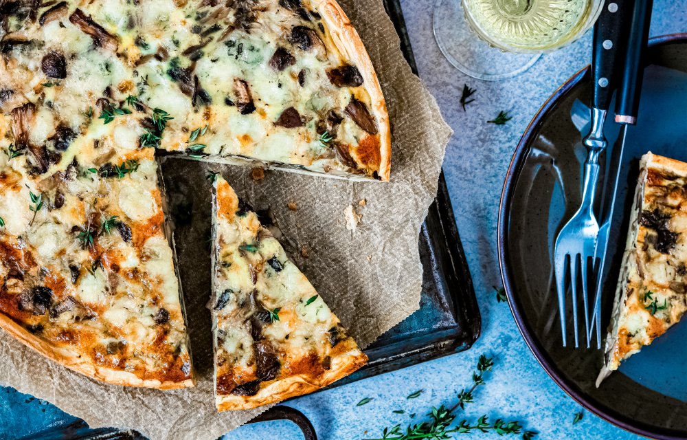 Hartige taart met paddenstoelen en gorgonzola