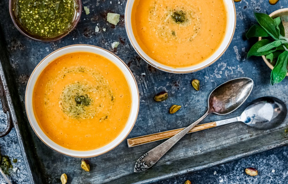 Zoete aardappelsoep met saliepesto
