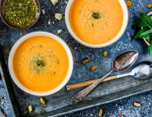 Zoete aardappelsoep met saliepesto