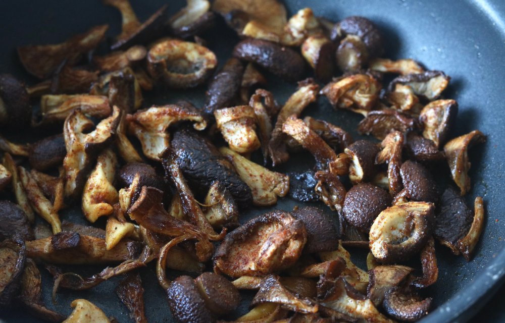 https://staging.chickslovefood.com/app/uploads/2019/02/pulled-mushroom.jpeg