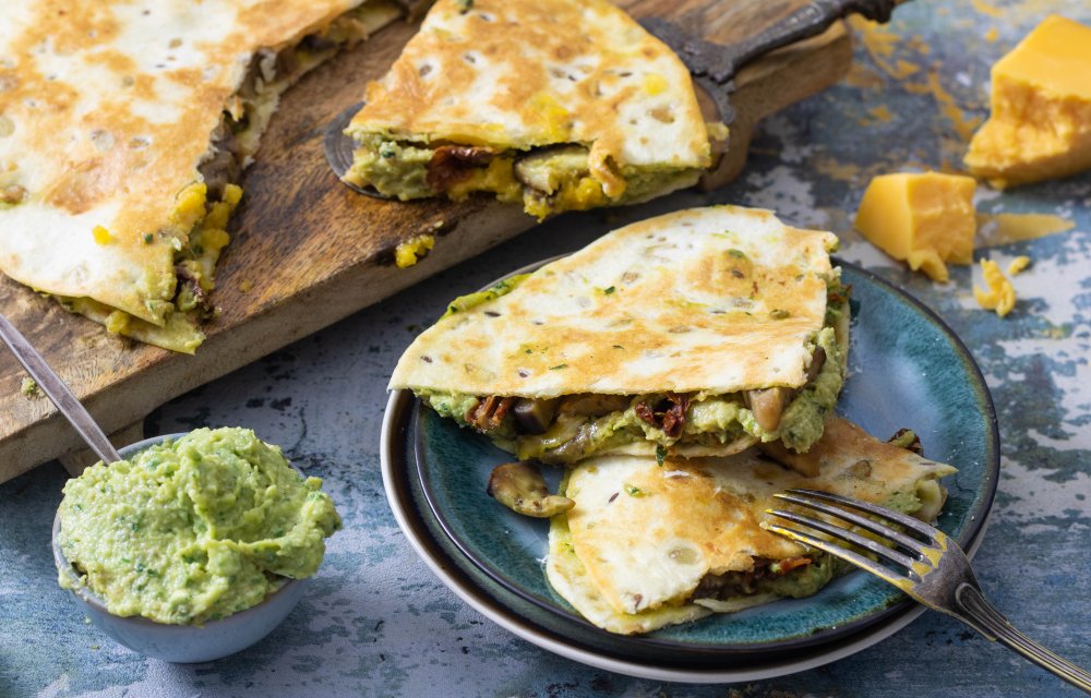 Quesadilla’s met avocadopesto en aubergine