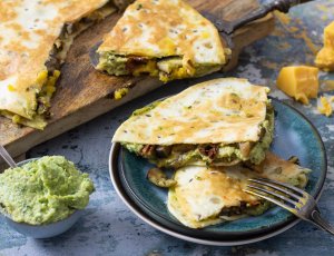 Quesadilla’s met avocadopesto en aubergine