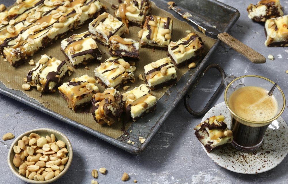 snicker cheesecake bars