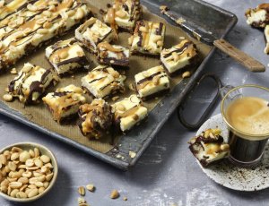 snicker cheesecake bars