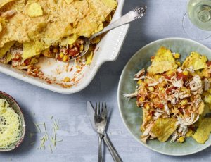 Tortillachipsschotel met pulled chicken