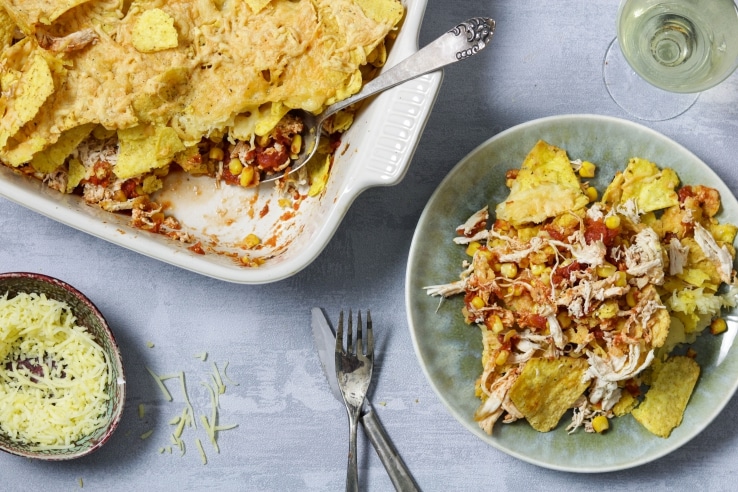 Tortillachipsschotel met pulled chicken