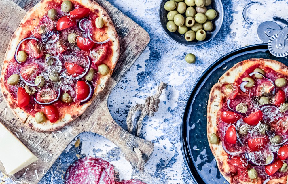naanbrood pizza met salami en olijven