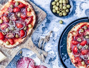 naanbrood pizza met salami en olijven
