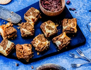 Cookie dough cheesecake bars