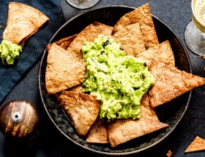 Guacamole met gezonde tortilla chips