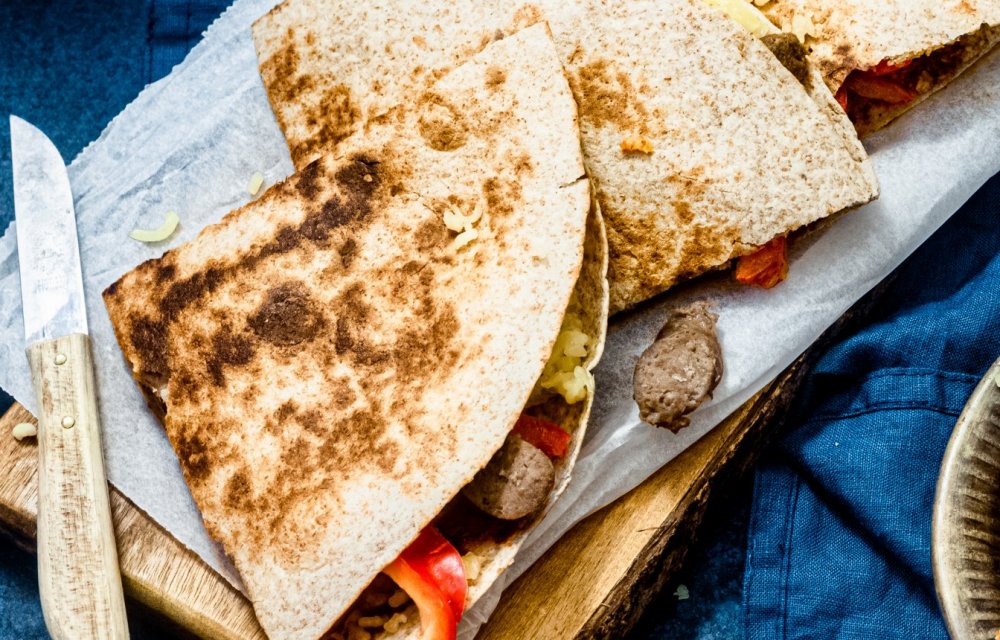 quesadilla's met worstjes en harissamet worstjes