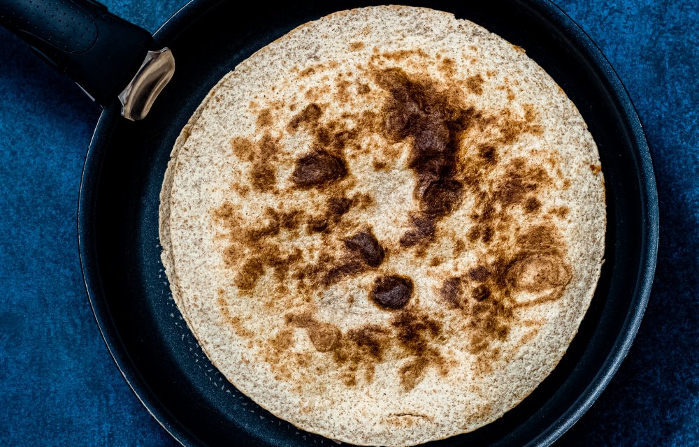 quesadilla's met worstjes en harissa