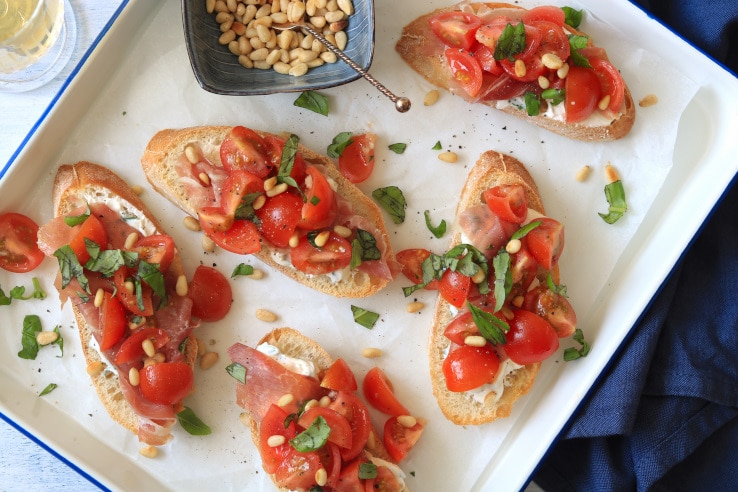 bruschetta met roomkaas en parmaham