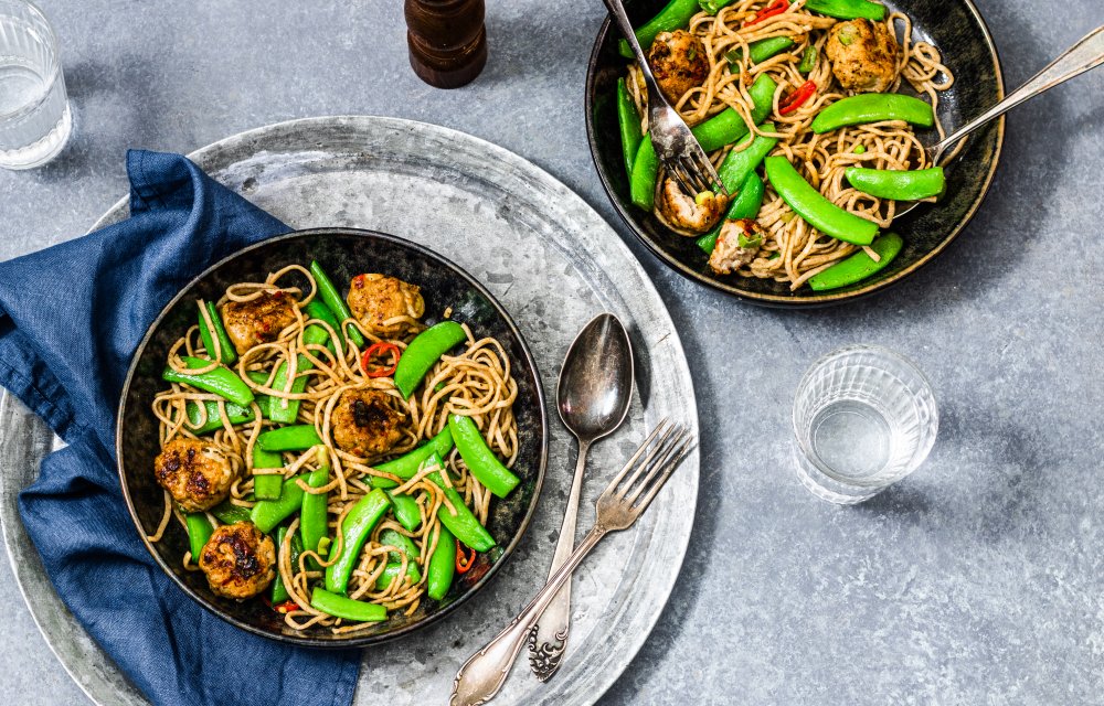 noedels met kipgehaktballetjes