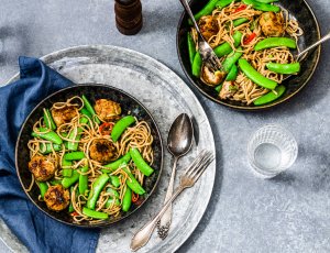 noedels met kipgehaktballetjes