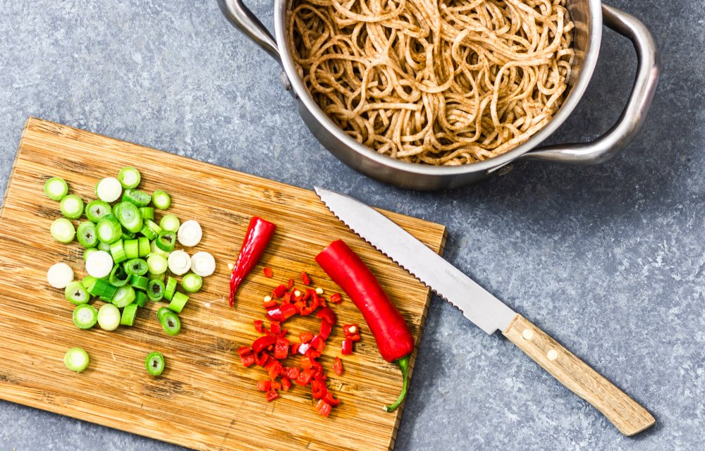 noedels met kipgehaktballetjes