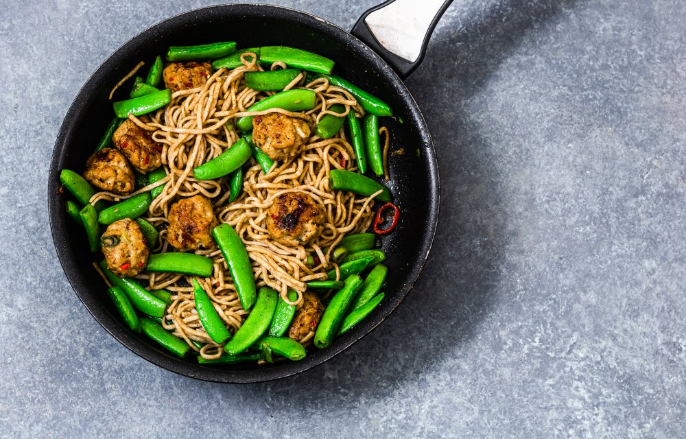 noedels met kipgehaktballetjes