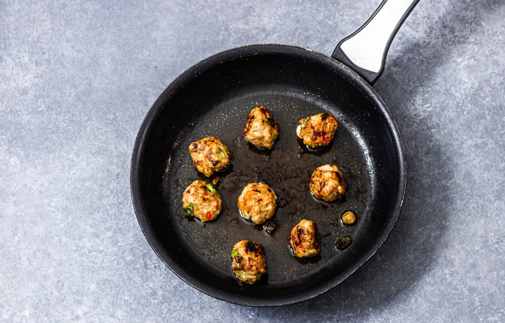 noedels met kipgehaktballetjes