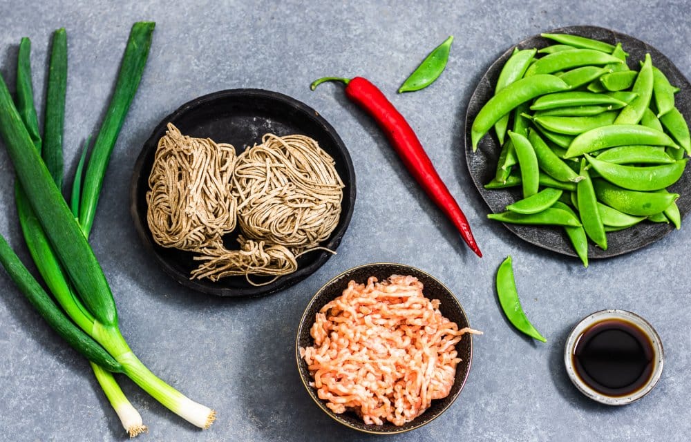 noedels met kipgehaktballetjes