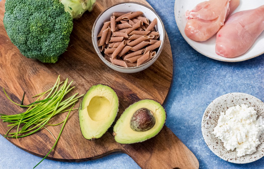 pastasalade met kip en avocado