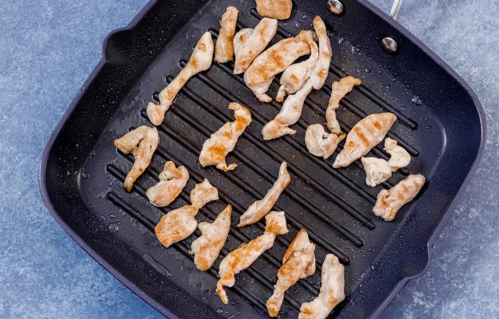 pastasalade met kip en avocado