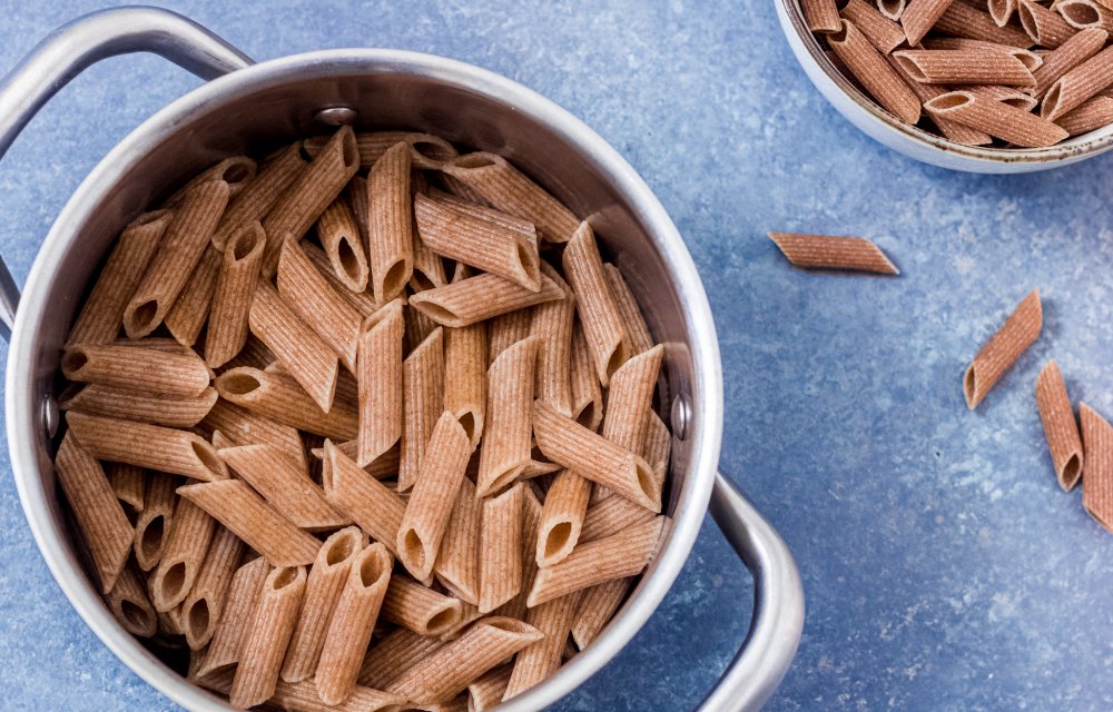 pastasalade met kip en avocado