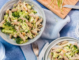 pastasalade met kip en avocado