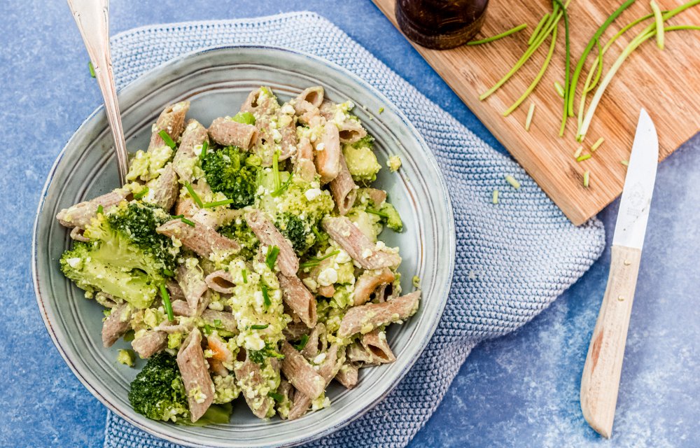 pastasalade met kip en avocado
