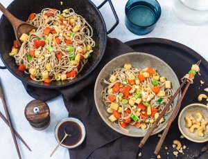 Soba noedels met mini maïs