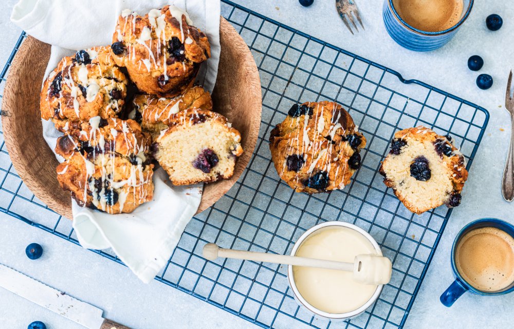Witte chocolade muffins met blauwe bessen