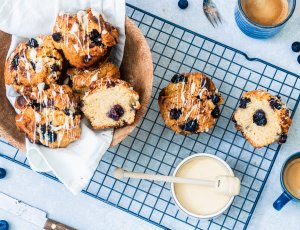 Witte chocolade muffins met blauwe bessen