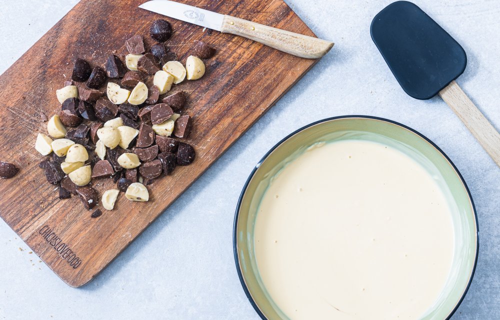 witte chocolademoussetaart met paaseitjes