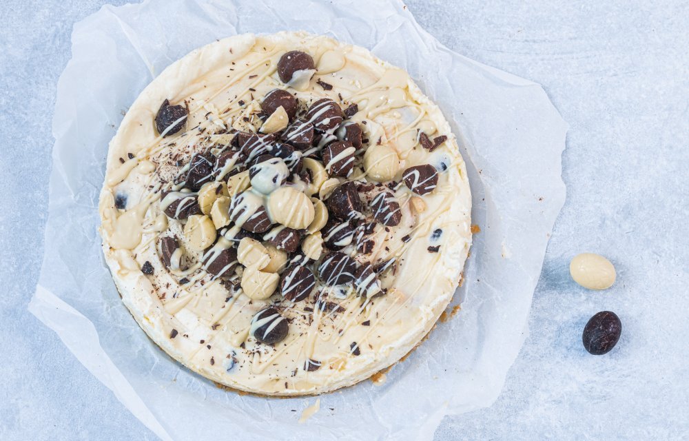 witte chocolademoussetaart met paaseitjes