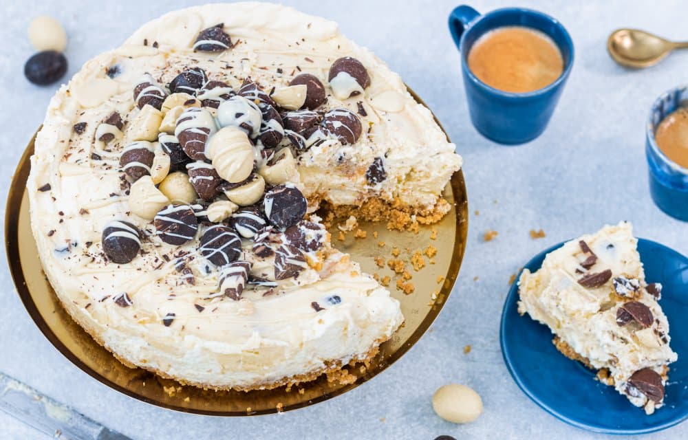 Witte chocolademoussetaart met paaseitjes