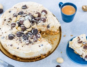 Witte chocolademoussetaart met paaseitjes