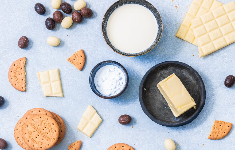 witte chocolademoussetaart met paaseitjes