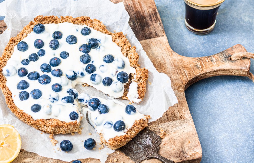 Gezonde ontbijttaart met blauwe bessen en citroen